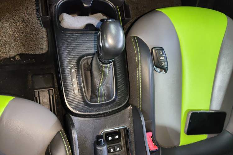 Used Roewe Clever 2021 302 km New Four-Seater Super-Efficient Version Gear Lever