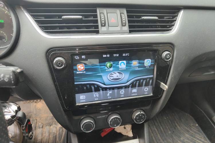 Used Skoda Octavia 2018 TSI230 DSG Comfort Edition Audio And AC Panel