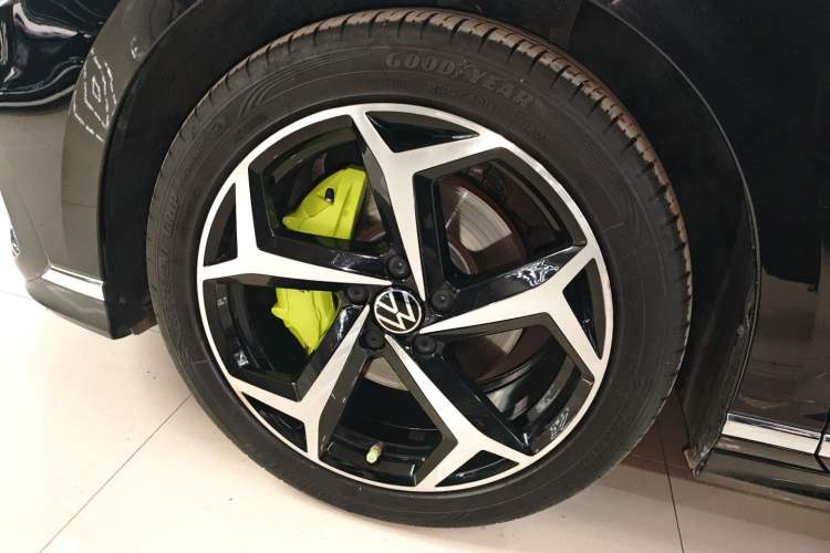 Used Volkswagen Magotan 2023 2 Million Units Commemorative Edition 330TSI DSG Luxury Version Left Front Wheel Hub