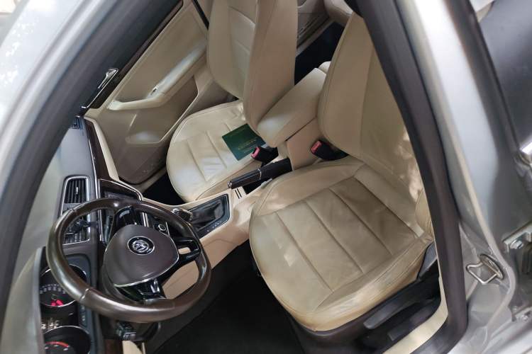 Used Volkswagen Lavida 2015 1.6L Automatic Comfort Edition
