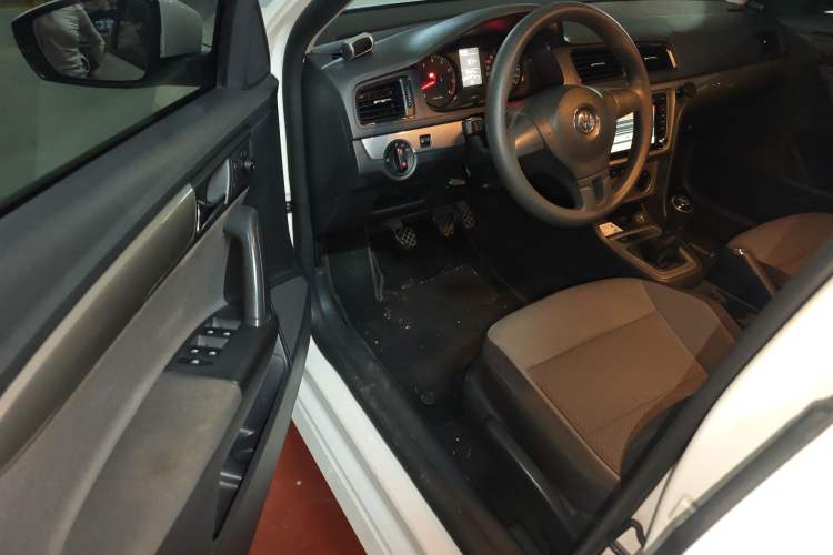 Used Volkswagen Gran Lavida 2013 1.6L Manual Fashion Model Driver Seat