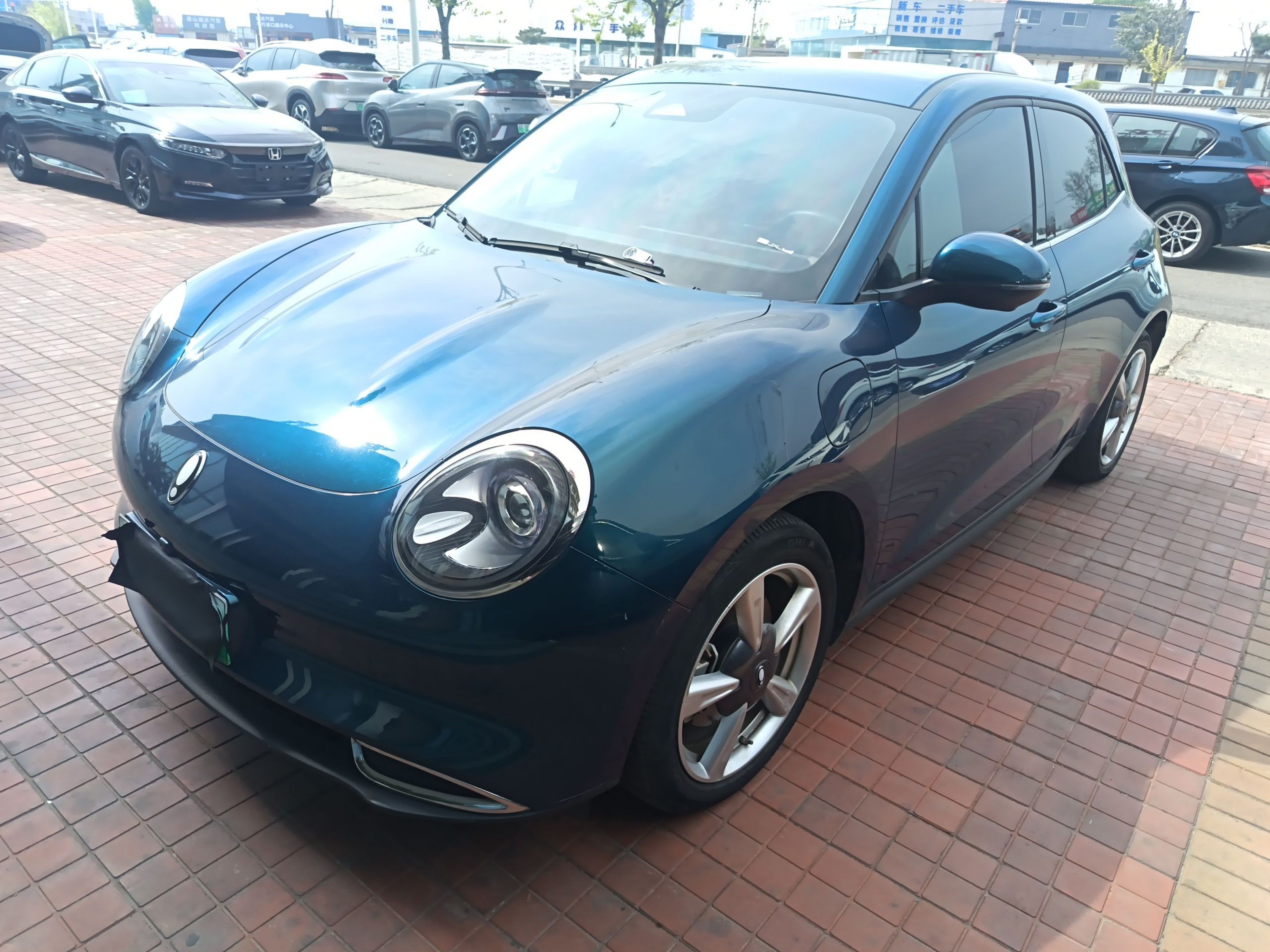 تحت مقدمة السيارة