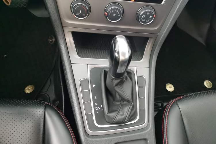 Used Volkswagen Golf 2016 1.6L Automatic Fashion Model Gear Lever