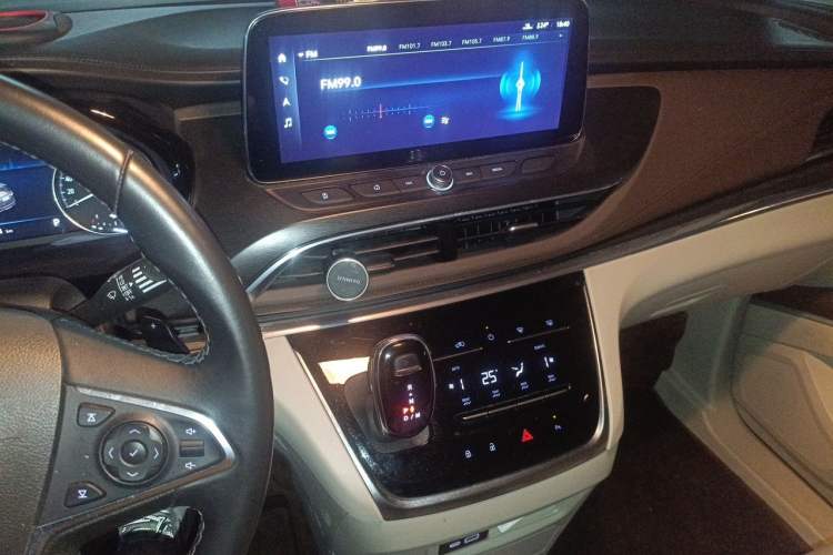 Used Buick GL8 2020 Land Business Class 652T Luxury Model
