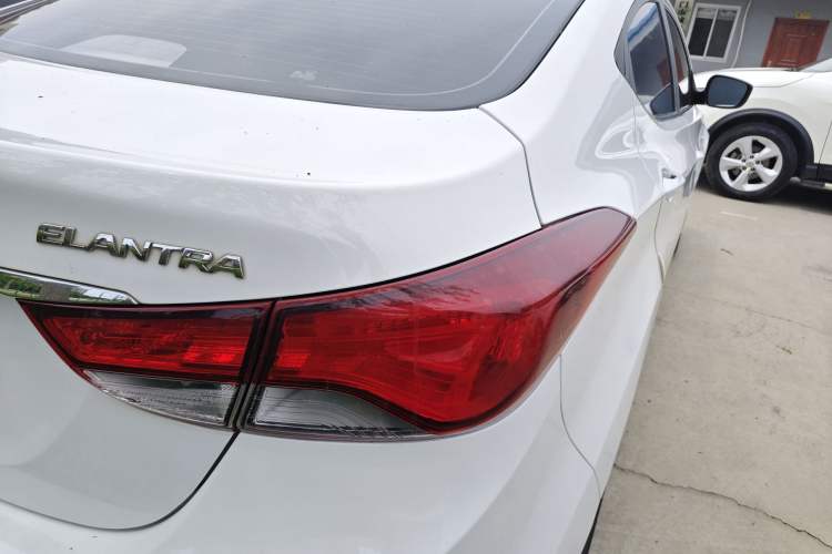 Used Hyundai Elantra (5th Generation / Langdong) 2016 1.6L Automatic Smart Version
