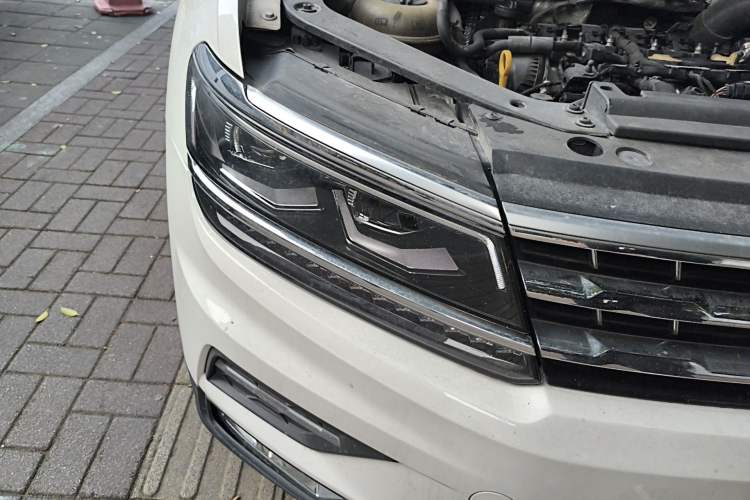 Used Volkswagen Tiguan L 2018 380TSI Automatic All-Wheel Drive Luxury Edition Right Front Headlight