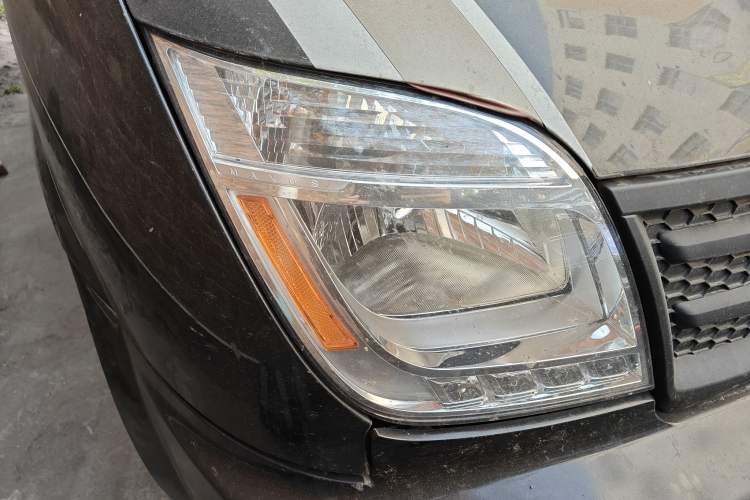 Used SAIC MAXUS Xintu V80 2021 2.0T AMT Classic Aoyuntong Short Wheelbase Mid-Roof 5/6-Seater
