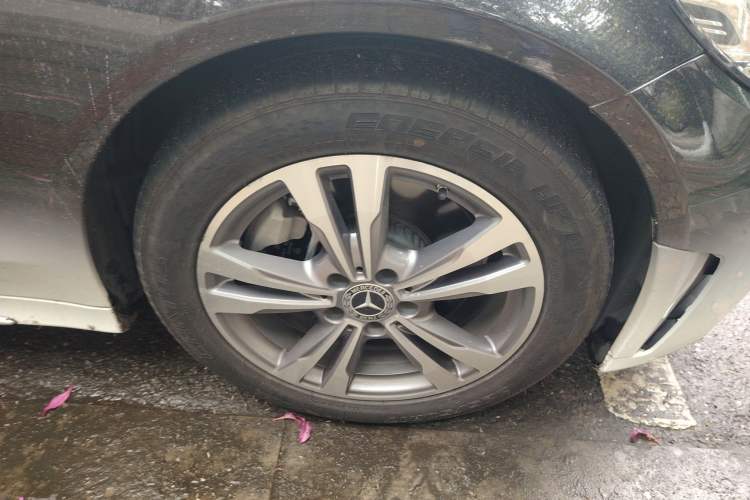 Used Mercedes-Benz C-Class 2021 C 200 L Fashion Model Right Front Wheel Hub