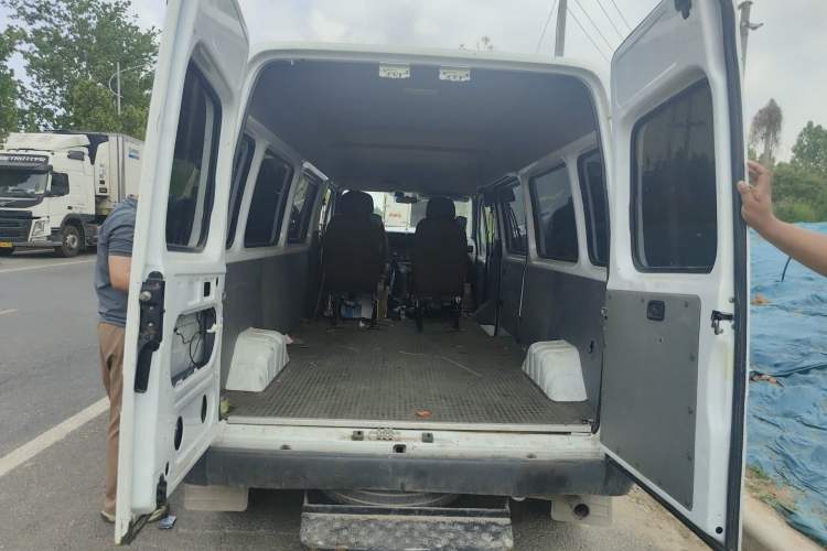 Used JMC Transit 2019 2.8T Commercial Version Long Wheelbase Mid-Roof 6-Seater Rear Single Tire China VI Emission Standard – JX493 Trunk