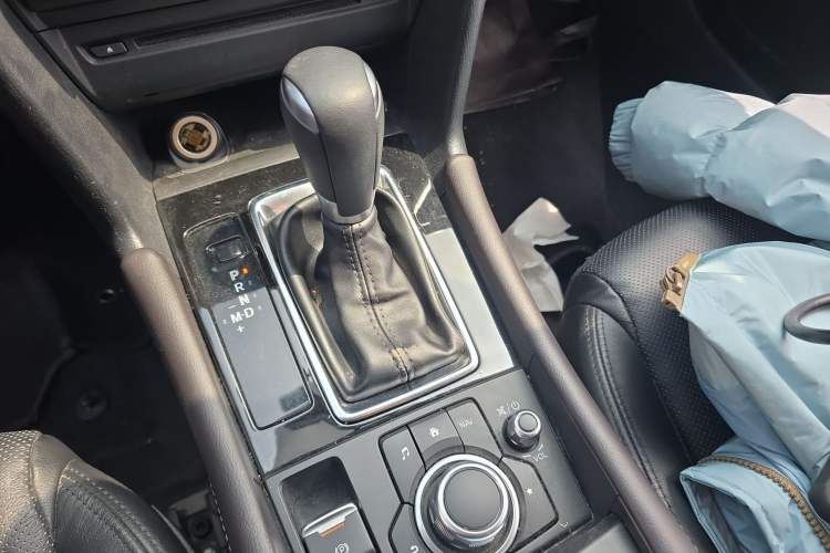 Used Mazda 3 Axela 2017 Hatchback 2.0L Automatic Sport Model China V Emission Standard Gear Lever