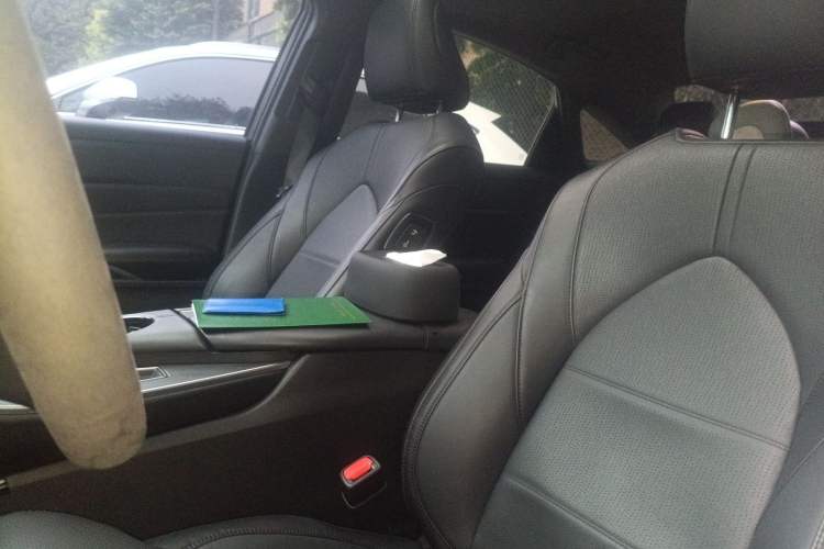 Used Toyota Avalon 2019 Dual-Engine 2.5L Luxury Edition China VI Standard