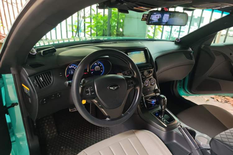 Used Hyundai Genesis Coupe 2012 2.0T Automatic Luxury Edition Center Console