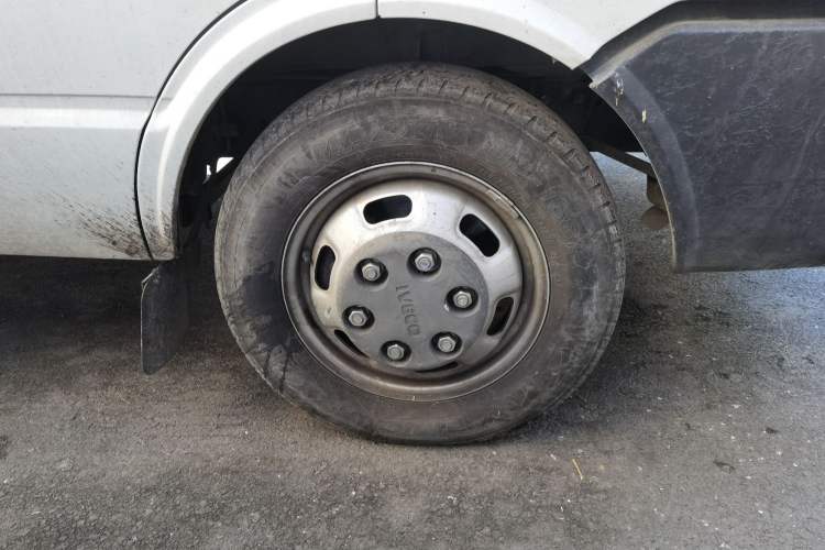 Used Iveco Daily 2023 2.5T A37M1 Long Wheelbase Mid-Height Dual-Tire Side-Sliding Doors 5–9 Seats