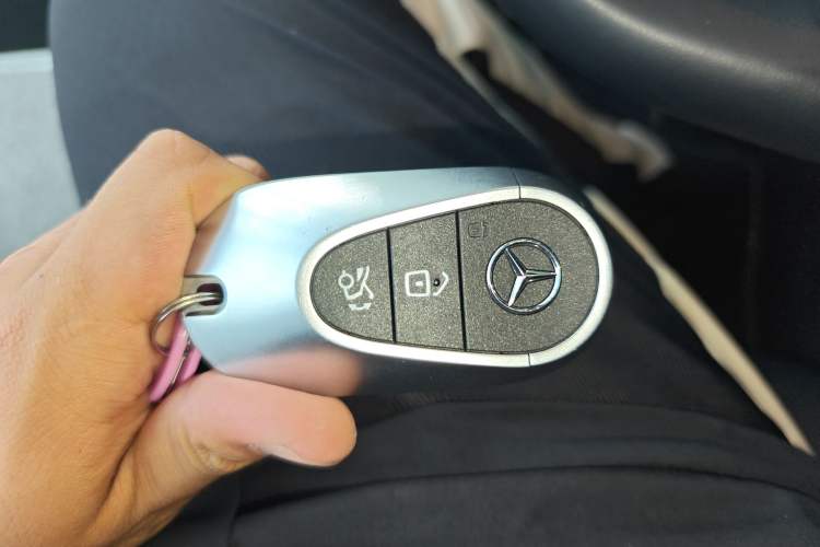 Used Mercedes-Benz C-Class 2024 Facelifted C-Class 260 L Night Edition Sports Version Vehicle Key