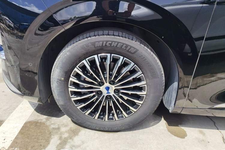 Used Denza D9 2025 DM-i Intelligent Drive 1020 Four-Wheel Drive Flagship Model