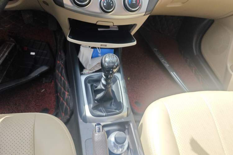 Used Hyundai Celesta 2011 1.6L Manual Luxury Model Gear Lever