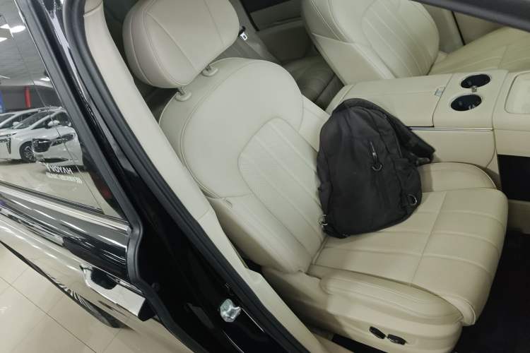 Used VOYAH Dream 2025 PHEV Four-Wheel Drive Excellence Kunpeng Edition Right Front Seat