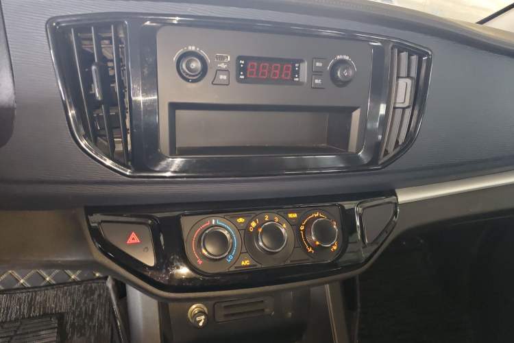 Used FORTHING Lingzhi 2023 M5L 1.6L Base Model 5 Seats Audio And AC Panel