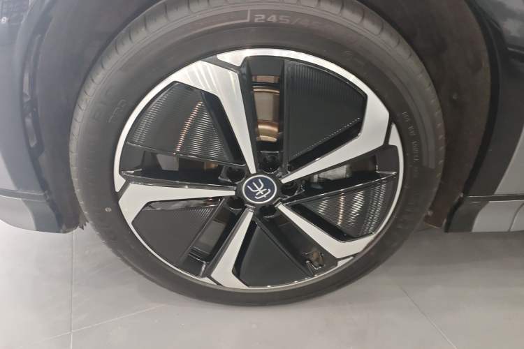 Used BYD Song L EV 2025 Intelligent Driving Version 662 km LiDAR Excellence Edition Left Front Wheel Hub