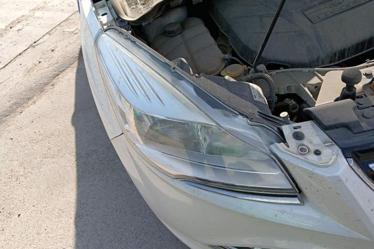 Used Ford Kuga 2015 2.0L GTDi Four-Wheel Drive Elite Model Right Front Headlight