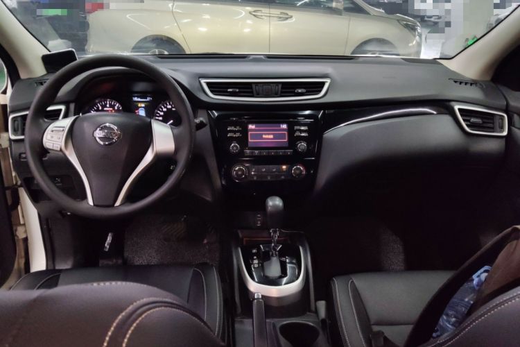 Used Nissan Qashqai 2016 2.0L CVT Elite Edition Center Console