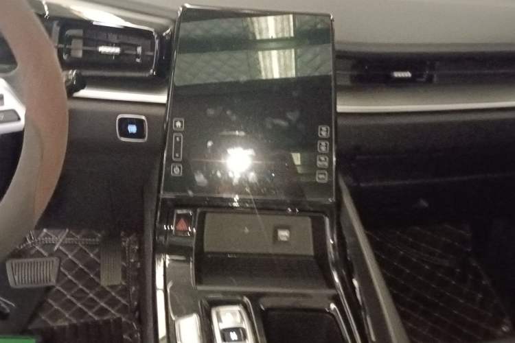 Used Hyundai Custo 2024 270TGDi LUX Prestige Edition Audio And AC Panel