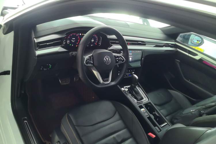 Used Volkswagen FAW-Volkswagen CC 2024 380TSI Striking Edition Center Console