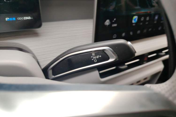 Used Ruichi R5 2025 Model Passenger Vehicle Smart Driving Ultra-Charging Edition, Beyond Type I Gear Lever