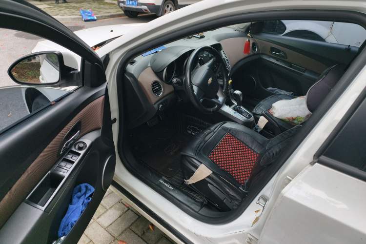 Used Chevrolet Cruze 2013 Hatchback 1.6L Automatic Luxury Model Driver Seat