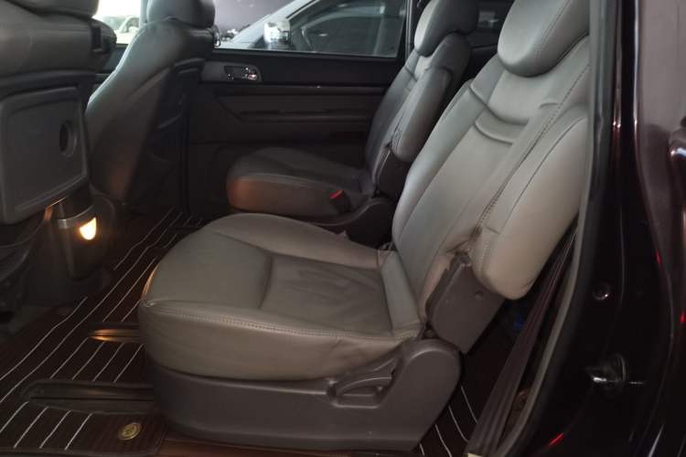 Used SsangYong Rodius 2014 2.0T Diesel Two-Wheel Drive Luxury Navigation Edition
