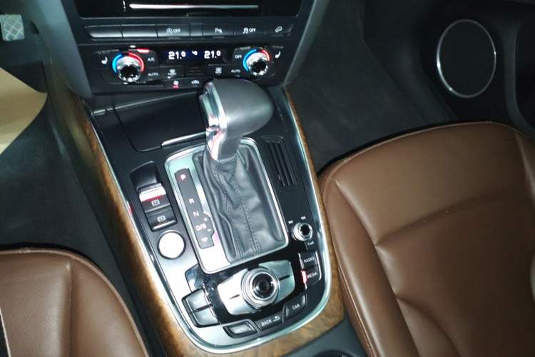 Used Audi Q5 2013 40 TFSI Comfort Edition Gear Lever