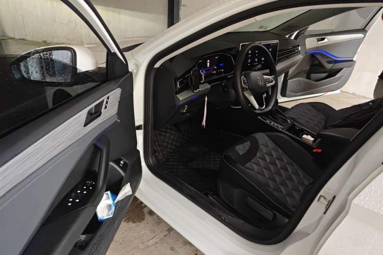 Used Volkswagen Sagitar 2025 300TSI DSG Excellence Edition Driver Seat