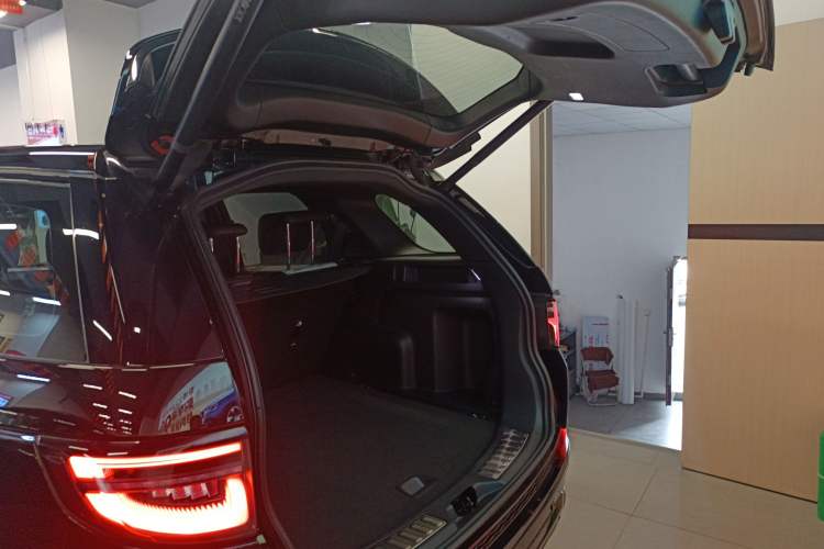 Used Land Rover Discovery Sport 2023 249 PS R-Dynamic S Performance Edition Trunk