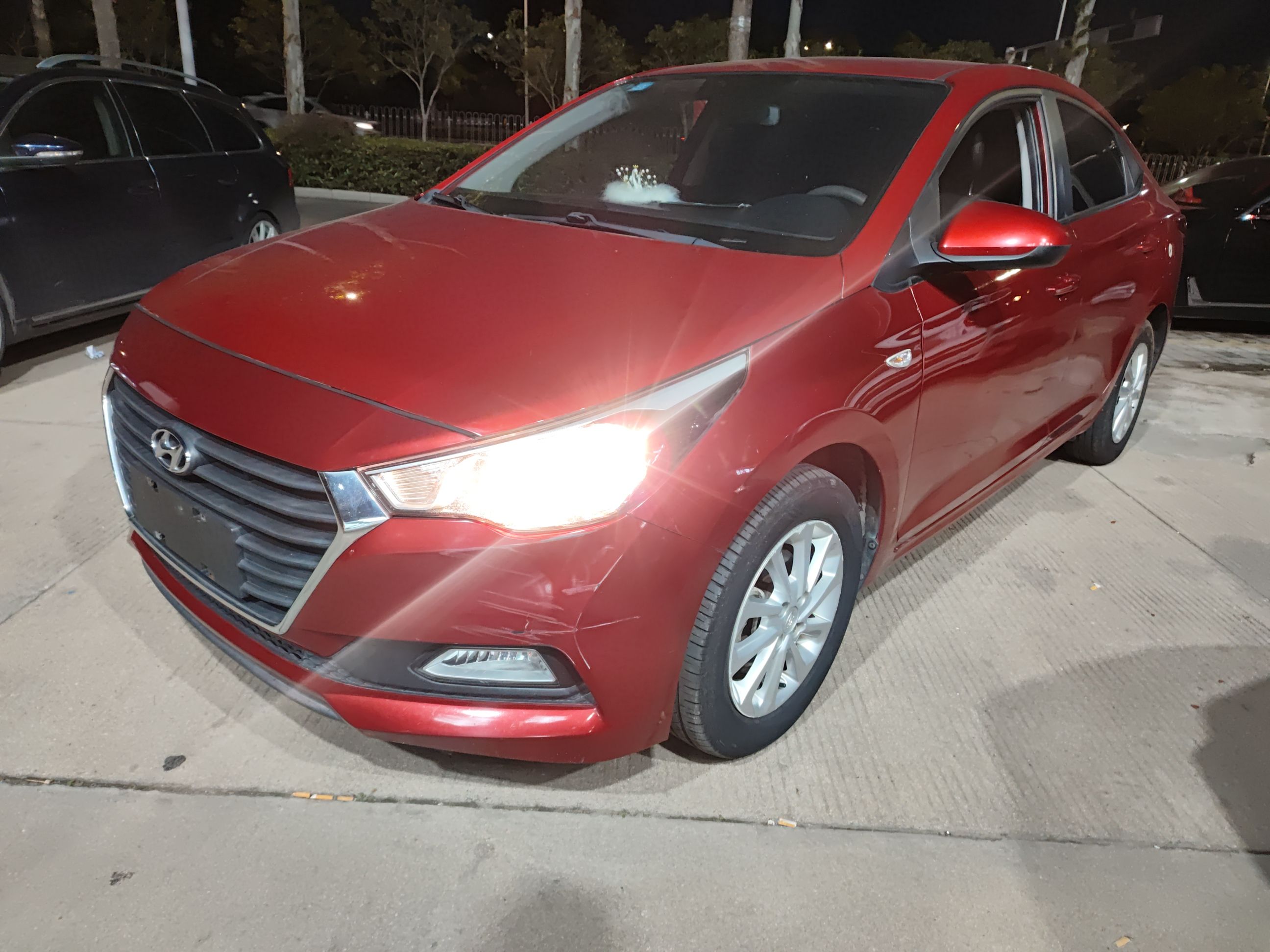 Под передней частью автомобиля