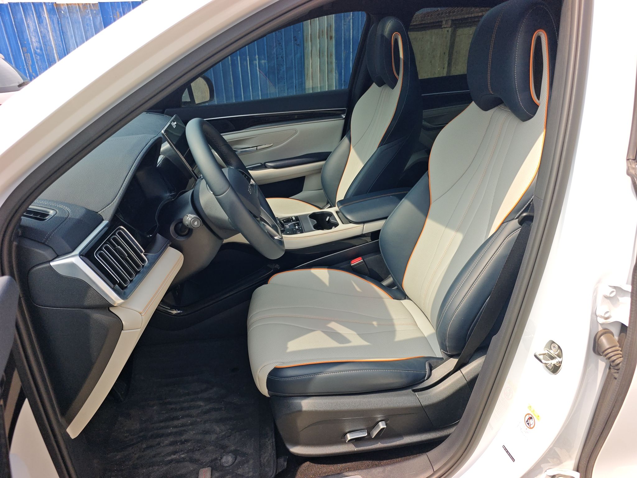 المقاعد الأمامية داخل السيارة