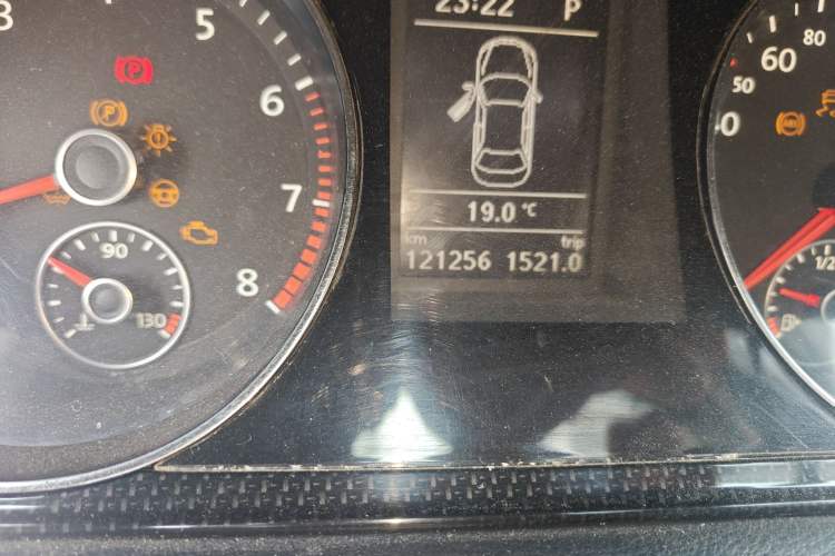 Used Volkswagen Magotan 2013 1.8TSI Premier Model Odometer Close Up