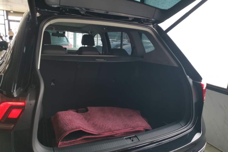 Used Volkswagen Tiguan L 2025 Model, Outstanding Version, 300TSI Automatic Two-Wheel Drive Longteng Edition Trunk