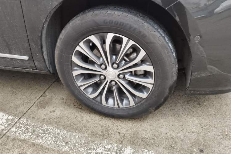 Used Buick GL8 2021 Land Cruiser Executive 652T Premium Model Right Front Wheel Hub