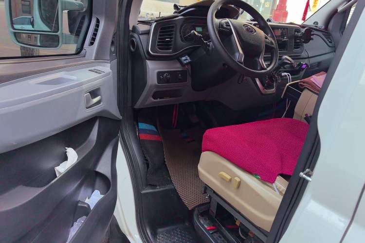 Used SAIC MAXUS Xintu V80 2023 2.0T AMT Classic Aoyuntong Power Version Long Wheelbase Mid-Roof Design 6/7/8/9-Seater
