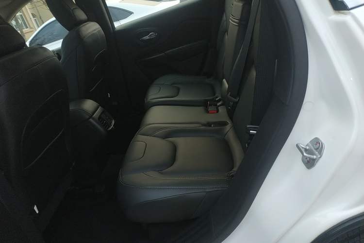 Used Jeep Cherokee 2017 2.0L Superior Edition
