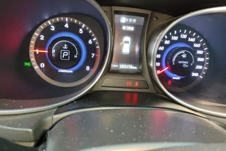 Used Hyundai Santa Fe 2013 2.4L Automatic Two-Wheel Drive Smart Version Odometer Close Up