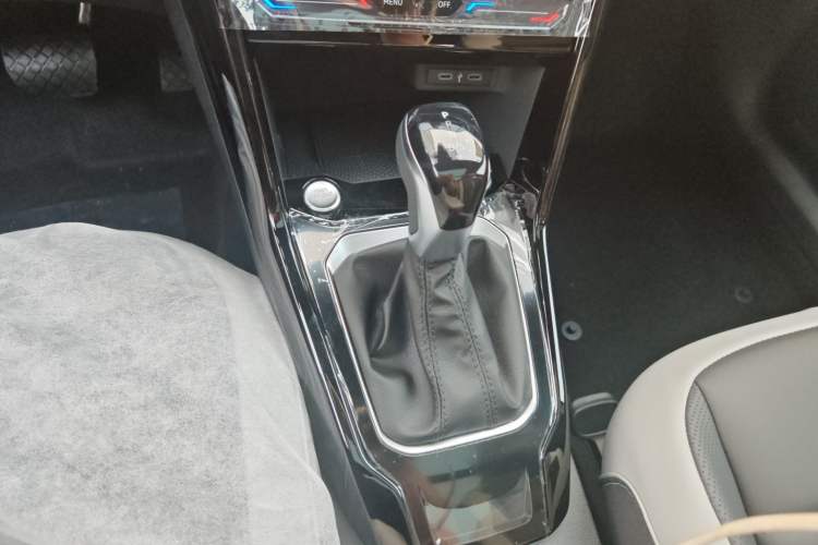 Used Volkswagen T-ROC 2025 Facelifted 300TSI DSG Two-Wheel-Drive Starlight Edition
