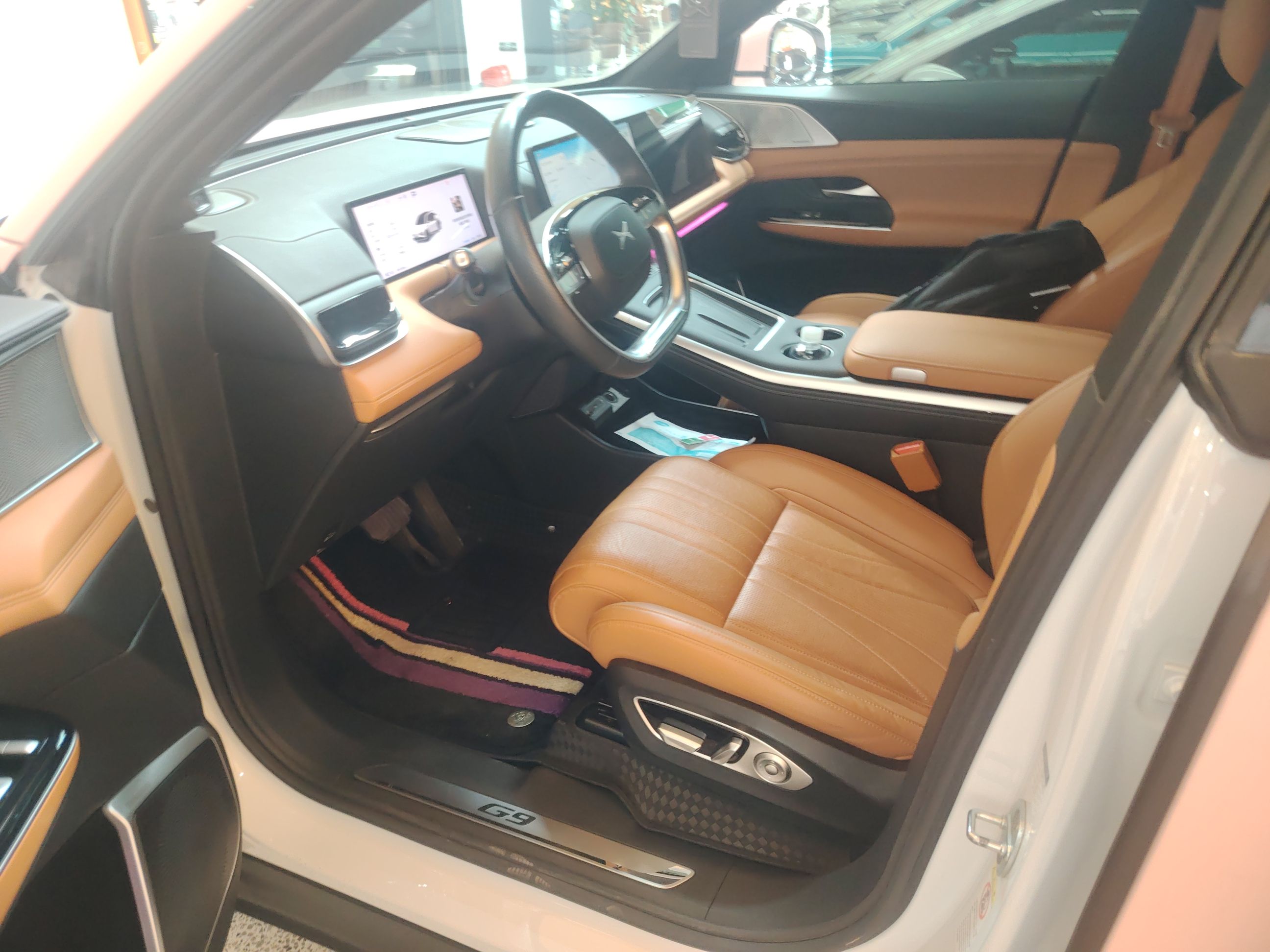 المقاعد الأمامية داخل السيارة
