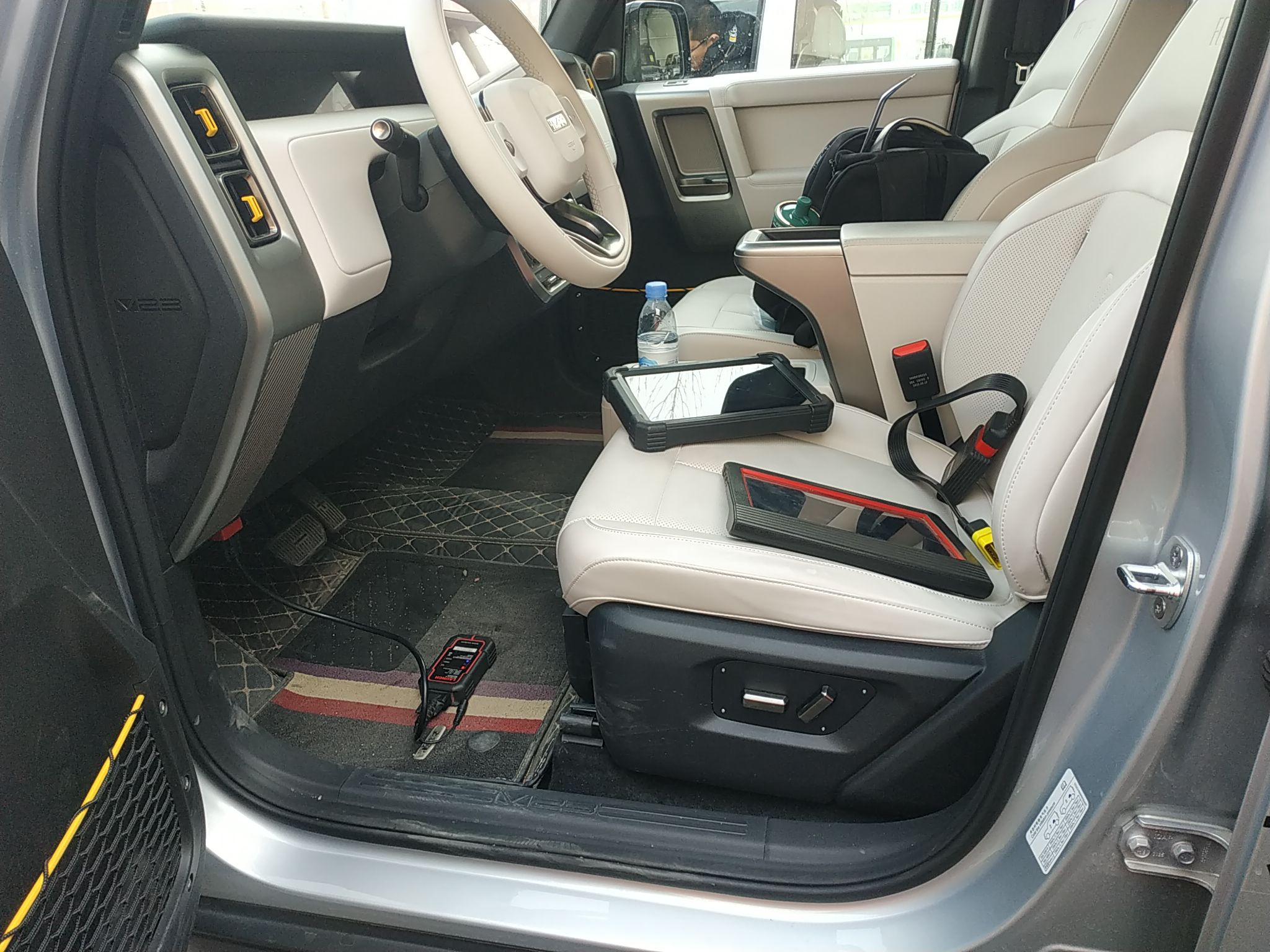 المقاعد الأمامية داخل السيارة