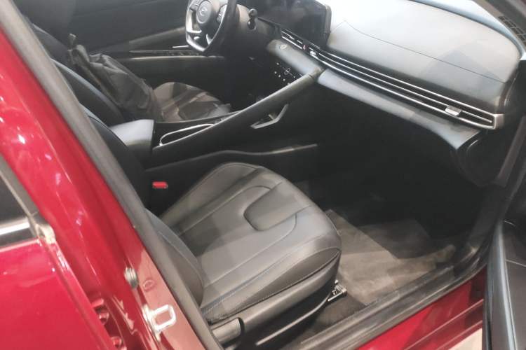 Used Hyundai Elantra 2021 1.5L CVT LUX Prestige Edition Right Front Seat