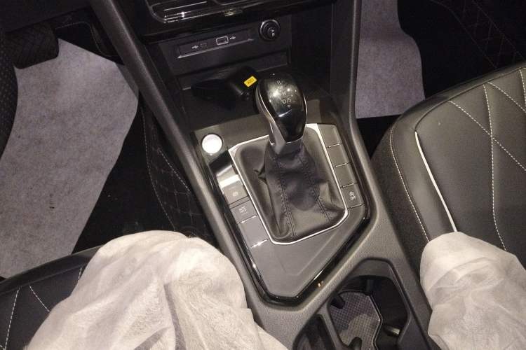 Used Volkswagen Tiguan L 2025 Model, Outstanding Version, 300TSI Automatic Two-Wheel Drive Longteng Edition
