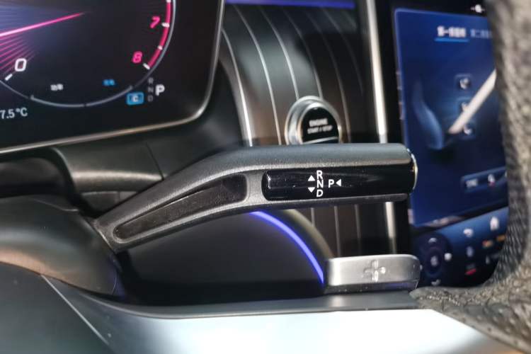 Used Mercedes-Benz GLC 2023 GLC 300 L 4MATIC Luxury 7-Seater Gear Lever