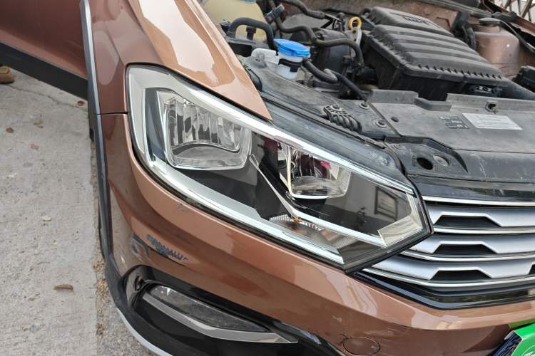 Used Volkswagen C-TREK 2017 1.6L Automatic Comfort Model Right Front Headlight