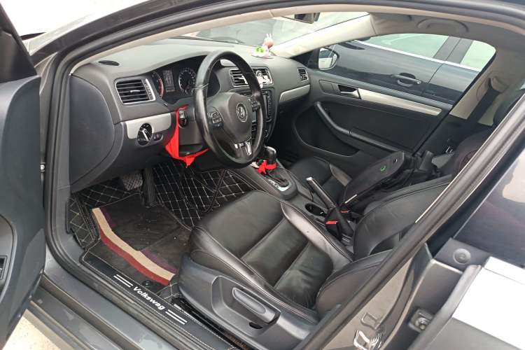 Used Volkswagen Sagitar 2012 1.4TSI Automatic Luxury Edition Driver Seat