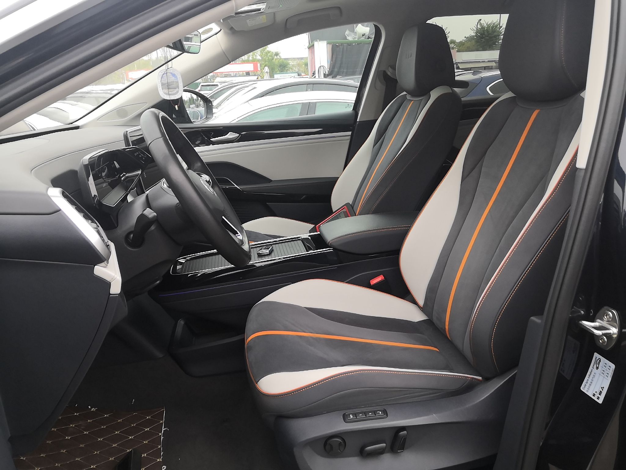 Переднее сиденье в автомобиле